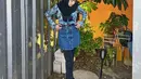 Seperti potret ini, Chacha memadukan long sleeve top dengan denim skirt, long pants, dan sepatu boots.  [Instagram/osnapitzcha].