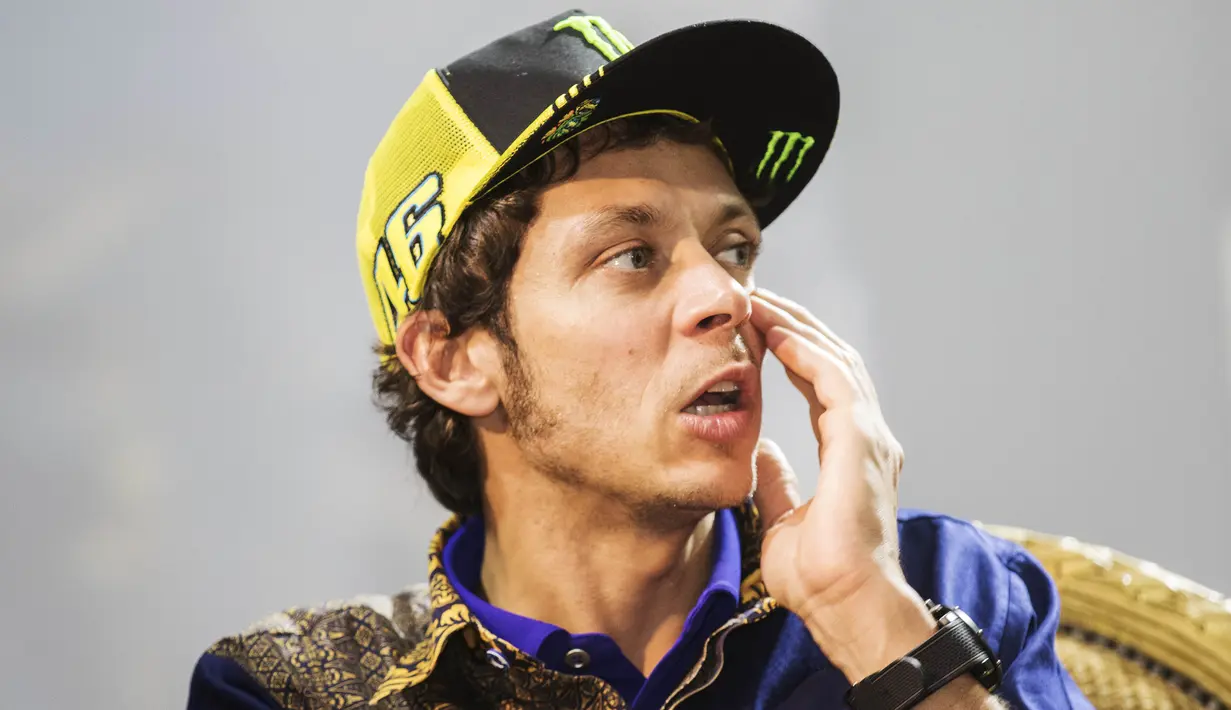 Mimik muka Valentino Rossi saat konferensi pers peluncuran motor baru Yamaha, Xabre, di The Mulia Resort, Bali, Selasa (26/1/2016). (Bola.com/Vitalis Yogi Trisna)