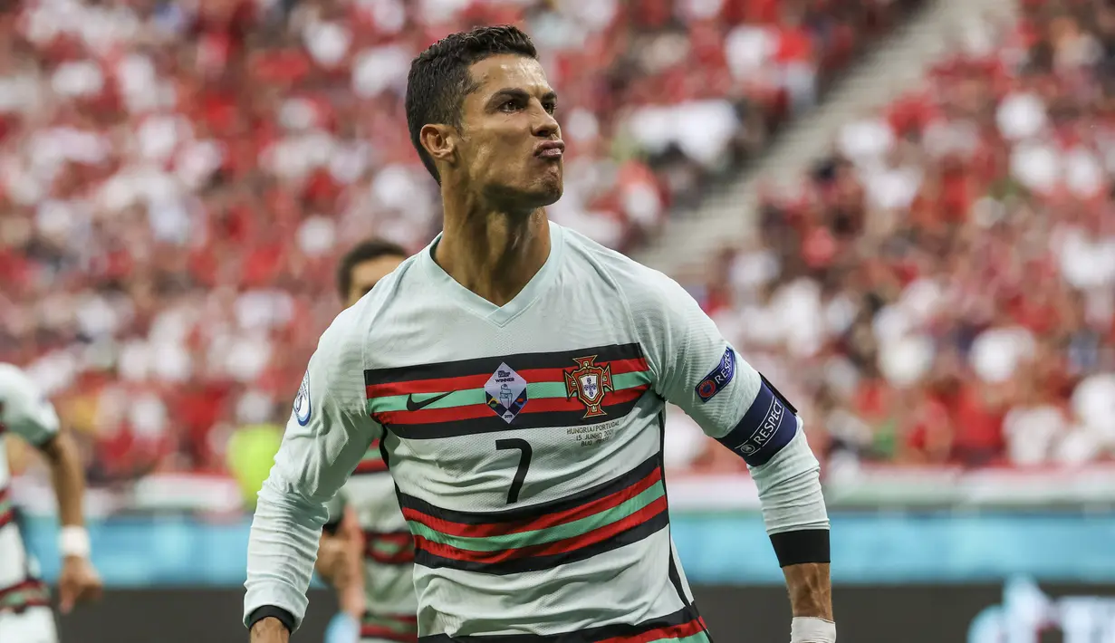 Penyerang Portugal, Cristiano Ronaldo melakukan selebrasi usai mencetak gol ke gawang Hungaria pada pertandingan grup F Euro 2020 di stadion Ferenc Puskas di Budapest, Hungaria, Selasa (15/6/2021). Ronaldo mencetak dua gol dipertandingan ini dan mengantar Portugal menang atas Hungaria 3-0. (Bernadet