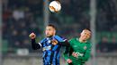 Bek Inter Milan, Danilo D'Ambrosio berebut bola dengan pemain Ludogorets, Marcelinho dalam leg pertama 32 besar Liga Europa di Huvepharma Arena, Kamis (20/2/2020). Inter Milan sukses membawa pulang kemenangan usai mengalahkan tuan rumah Ludogorets 2-0. (AP/Vadim Ghirda)