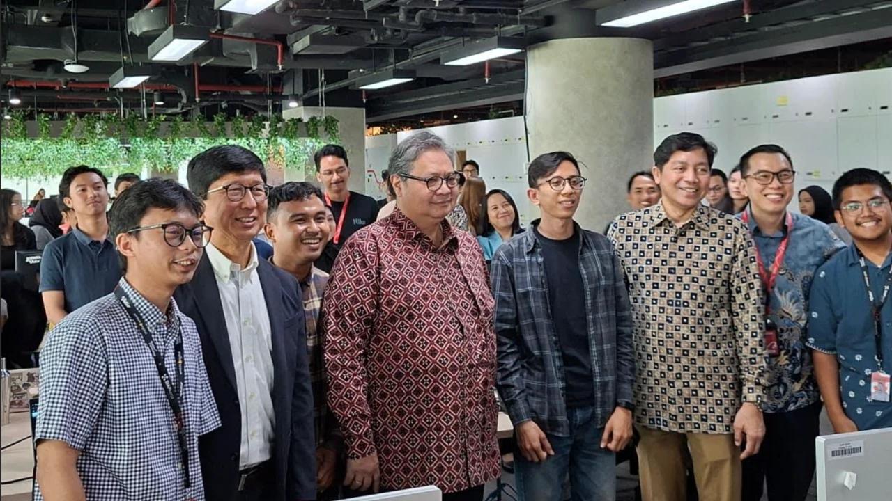 Momen Menko Airlangga Mengunjungi dan Menyapa Peserta Magang Nasional di Vidio