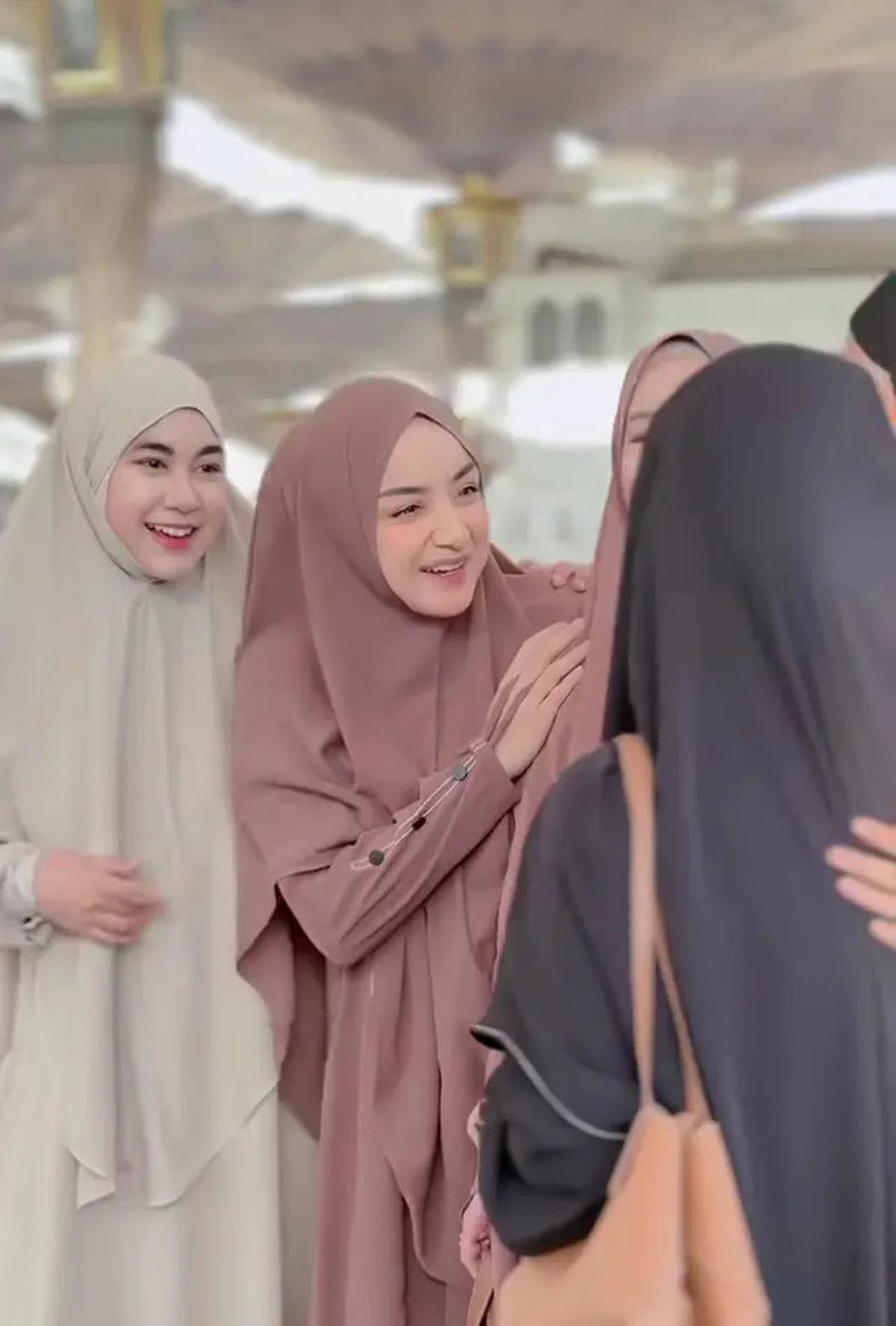 7 Momen Seru Geng Butterfly Kumpul di Madinah, Dinda Hauw Hingga Dara Arafah