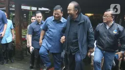 Ketua Umum Partai Gerindra Prabowo Subianto dan Ketua Umum Partai NasDem Surya Paloh bersiap melakukan konferensi pers usai menggelar pertemuan di Padepokan Garuda Yaksa, Hambalang, Bogor, Minggu (5/3/2023). Prabowo Subianto mengatakan, membahas Pemilu 2024 saat bertemu dengan Surya Paloh di kediamannya. (merdeka.com/Arie Basuki)