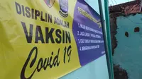 Spanduk di Pondon Pesantren Alkholiliyah Annuroniyah Bangkalan ini menarik karena menyatakan disiplin adalah vaksin covid 19