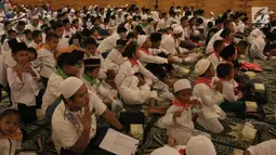 Sejumlah anak yatim mengikuti buka bersama di Pullman Central Park Jakarta, Selasa (22/5). Buka puasa bersama tersebut mengambil tema "Dengan Semangat Ramadan Membangun Kreatifitas & Akhlak Anak Bangsa". (Liputan6.com/Arya Manggala)