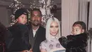 Lewat akun Twitter pribadinya, Kim Kardashian menegaskan bahwa dirinya bahkan tak meninggalkan Saint satu detik pun saat berada di RS. (instagram/kimkardashian)