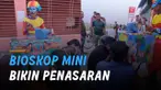 Seorang pria seperti menawarkan jasa menonton bioskop namun mini.