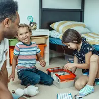 Kehadiran ayah di rumah ternyata memberi dampak besar bagi perkembangan emosional anak. [Dok/Pexels.com/Kindel Media].
