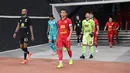 Pemain Persija Jakarta dan Barito Putera memasuki lapangan saat laga BRI Liga 1 2024/2025 di Jakarta International Stadium, Sabtu (10/8/2024). (Bola.com/Abdul Aziz)