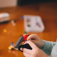 Ilustrasi anak bermain di dalam rumah. (Foto: Unsplash/Kelly Sikkema)