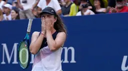 Reaksi Daria Snigur usai mengalahkan Simona Halep pada putaran pertama kejuaraan tenis US Open 2022 di New York, Amerika Serikat, Senin (29/8/2022). Ini merupakan kemenangan terbesar dalam karier Daria Snigur. (AP Photo/Seth Wenig)