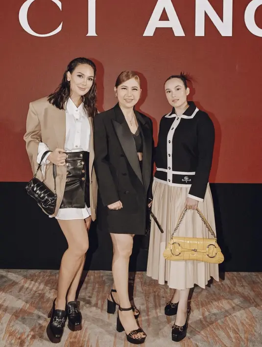 Paduaan cardigan dengan rok a-line bernuansa kontras juga terlihat menjadi formal outfit yang dikenakan Chelsea Islan. [Foto: Instagram/ Chelsea Islan]