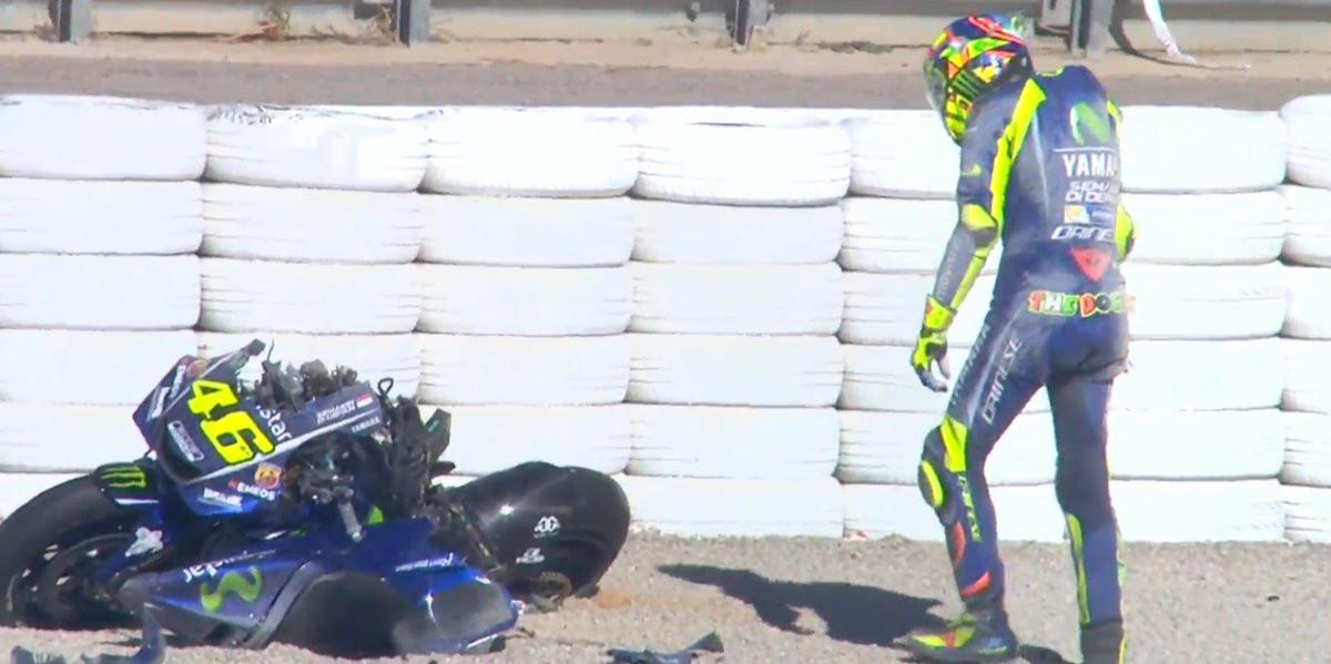 Valentino Rossi mengalami kecelakaan hebat pada tes MotoGP Valencia di Sirkuit Ricardo Tormo, Selasa (14/11/2017). (Crash)