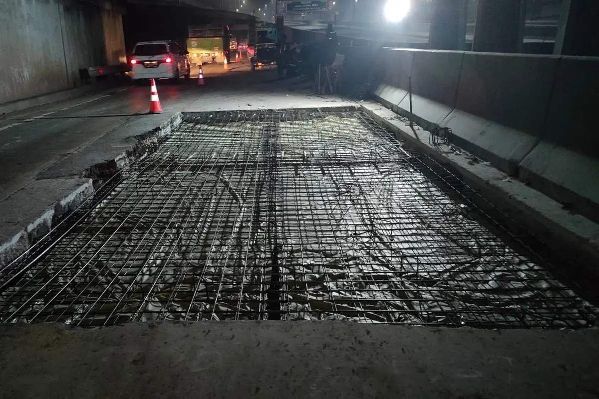 PT Jasamarga Transjawa Tol (PT JTT) tengah memperbaiki jalan demi meningkatkan kenyamanan dan keamanan pengguna jalan, salah satunya di Jalan Tol Jakarta-Cikampek