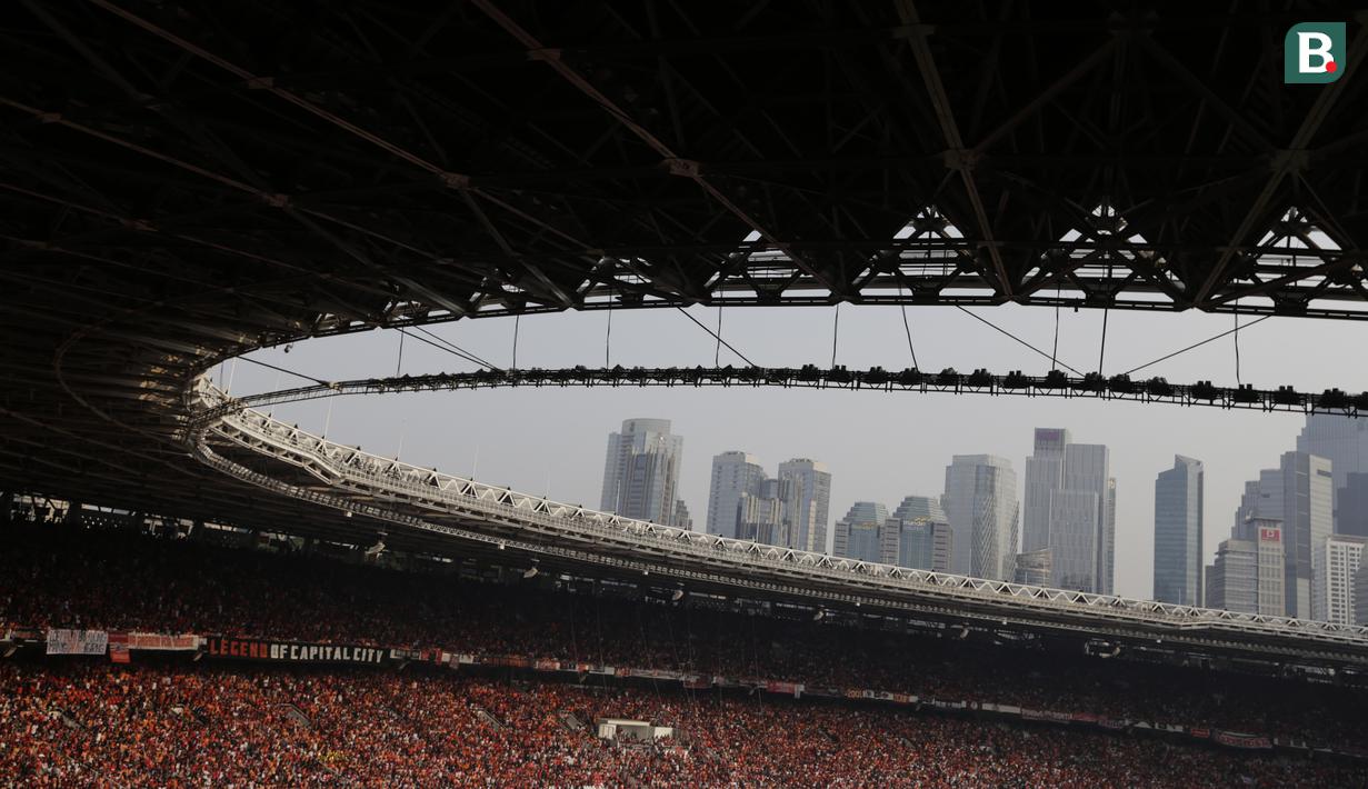 Suporter Persija, The Jakmania, memberikan dukungan saat melawan Persela pada laga Liga 1 di SUGBK, Jakarta, Selasa (20/11). Persija menang 3-0 atas Persela. (Bola.com/Vitalis Yogi Trisna)