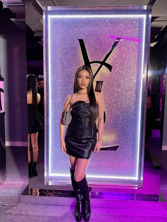 Naura Ayu tampil memukau dalam balutan strapless leather top dengan aksen belt dan rok mini. Tampilannya terlihat lebih edgy dengan high tight heels boots dan tas abu-abu