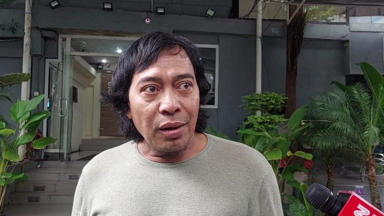 Ketika ditanya apakah dirinya akan mendampingi Supian Suri yang saat ini menjadi Sekda Depok untuk maju di Pilkada nanti, Komeng kembali berseloroh.<br>