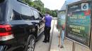 Warga melakukan Rapid Test (tes cepat) mandiri COVID -19 secara drive thru di Akses Senayan Park Jalan Gerbang Pemuda, Jakarta, Kamis (23/4/2020). Drive thru Rapid Tes Covid -19 dibanderol dengan harga Rp 489.000, periode 17-30 April 2020 pukul 08.00-10.00 WIB. (merdeka.com/Arie Basuki)