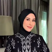 Kebayanya ia padukan dengan kain songket yang didominasi warna beige dan hijab warna hitam selaras dengan kebayanya. [@syahnazs].