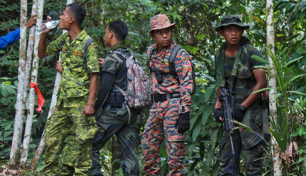 Tim penyelamat melakukan pencarian gadis disabilitas asal Irlandia Nora Anne Quoirin yang hilang dari sebuah resor hutan hujan di Seremban, Malaysia, Rabu (7/8/2019). Ayah Nora, Sebastien Quoirin yakin putrinya diculik karena saat kejadian kamarnya kosong dengan jendela terbuka.(AP Photo/Annice Lyn)
