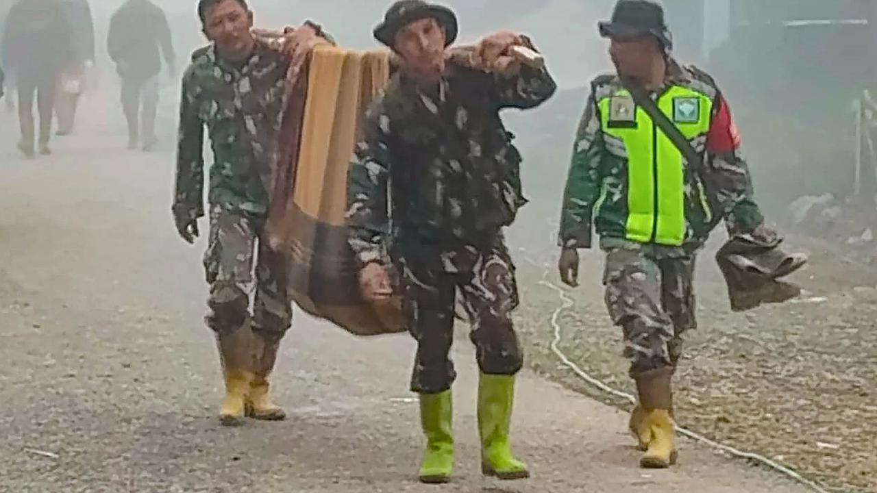 Anggota Koramil 05/Permata TNI AD mengevakuasi sepasang lansia dari wilayah terisolir menuju Puskesmas Buntul di Gucci Desa Burni Pase, Kecamatan Permata, Kabupaten Bener Meriah, Kamis (11/12/2025).