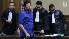 Terdakwa perintangan proses penyidikan KPK, Lucas saat menjalani sidang pembacaan putusan di Pengadilan Tipikor, Jakarta, Rabu (20/3). Lucas divonis bersalah dan dihukum 7 tahun penjara dan denda Rp 600 juta. (Liputan6.com/Helmi Fithriansyah)