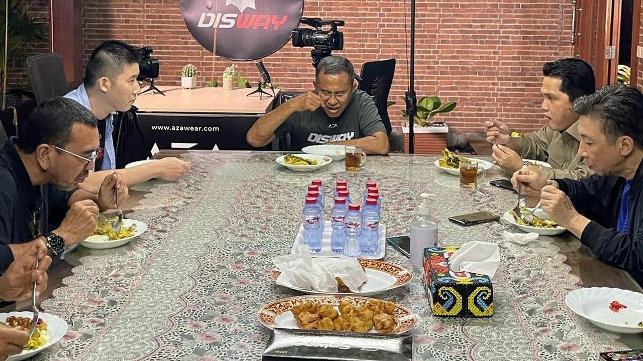 Mantan Menteri BUMN Dahlan Iskan memamerkan momen kebersamaan makan malam bersama Menteri BUMN Erick Thohir. (Tangkapan layar instagram  @dahlaniskan19)
