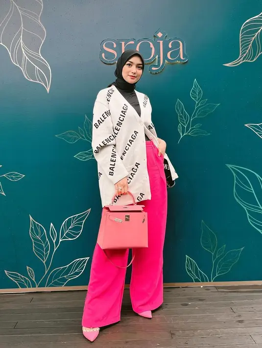 <p>Tampil dengan gaya oversized juga bisa dengan menggunakan cardigan model besar. Kamu bisa memadukannya dengan celana kulot dan hand bag seperti Citra Kirana. [Instagram/citraciki]</p>