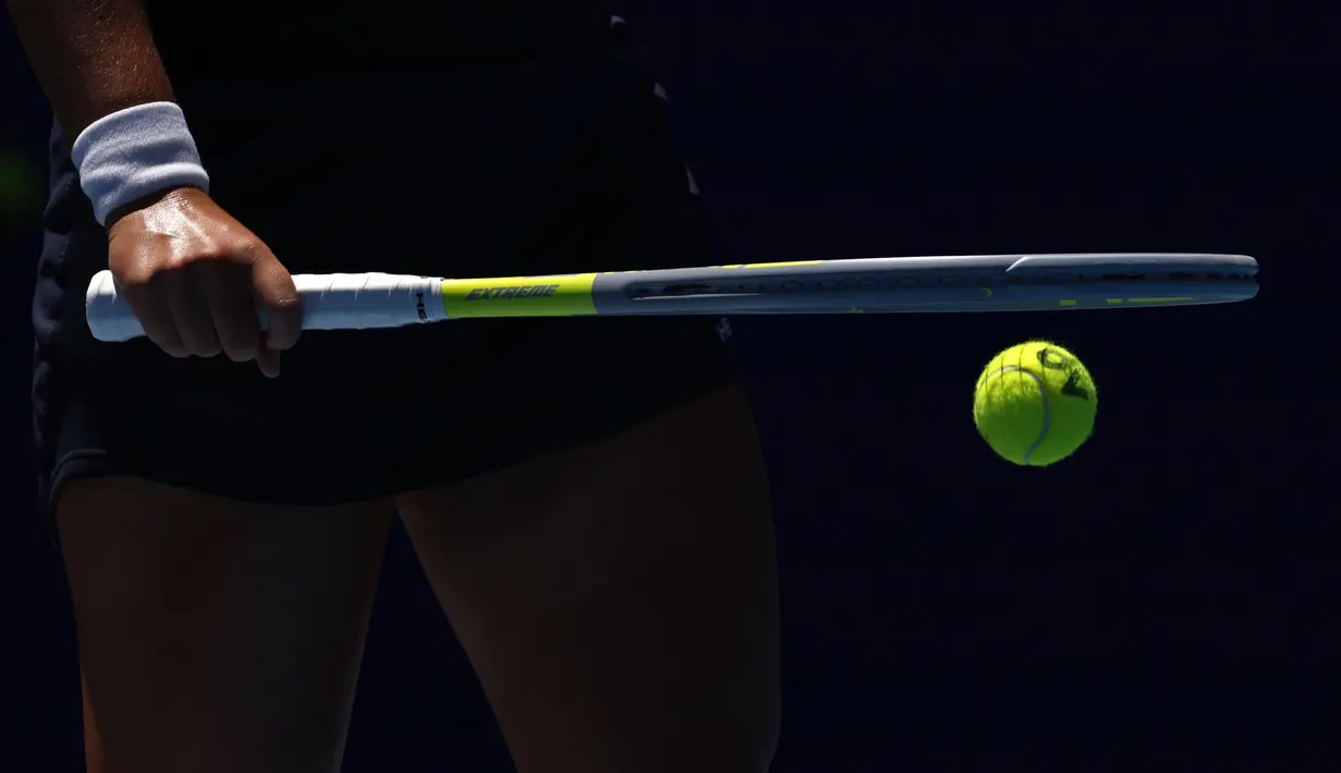 Petenis Republik Ceska, Barbora Krejcikova mempersiapkan servis kepada Victoria Azarenka dari Belarusia pada pertandingan putaran keempat kejuaraan tenis Australia Terbuka di Melbourne, Australia, Minggu, 23 Januari 2022. (AP Photo/Hamish Blair)