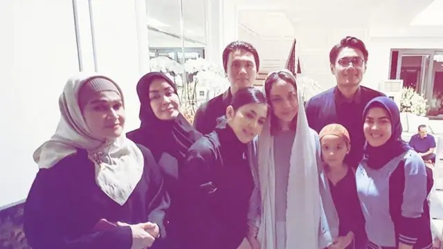Syahrini Kunjungi Bunga Citra Lestari