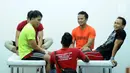 Sejumlah lifter putra Indonesia bercengrama disela-sela latihan tes prestasi pelatnas angkat besi Asian Games 2018 di Mako Lanmar Jakarta, Selasa (6/3). Tes ini untuk mengukur kemajuan atlet jelang Asian Games 2018. (Liputan6.com/Helmi Fithriansyah)