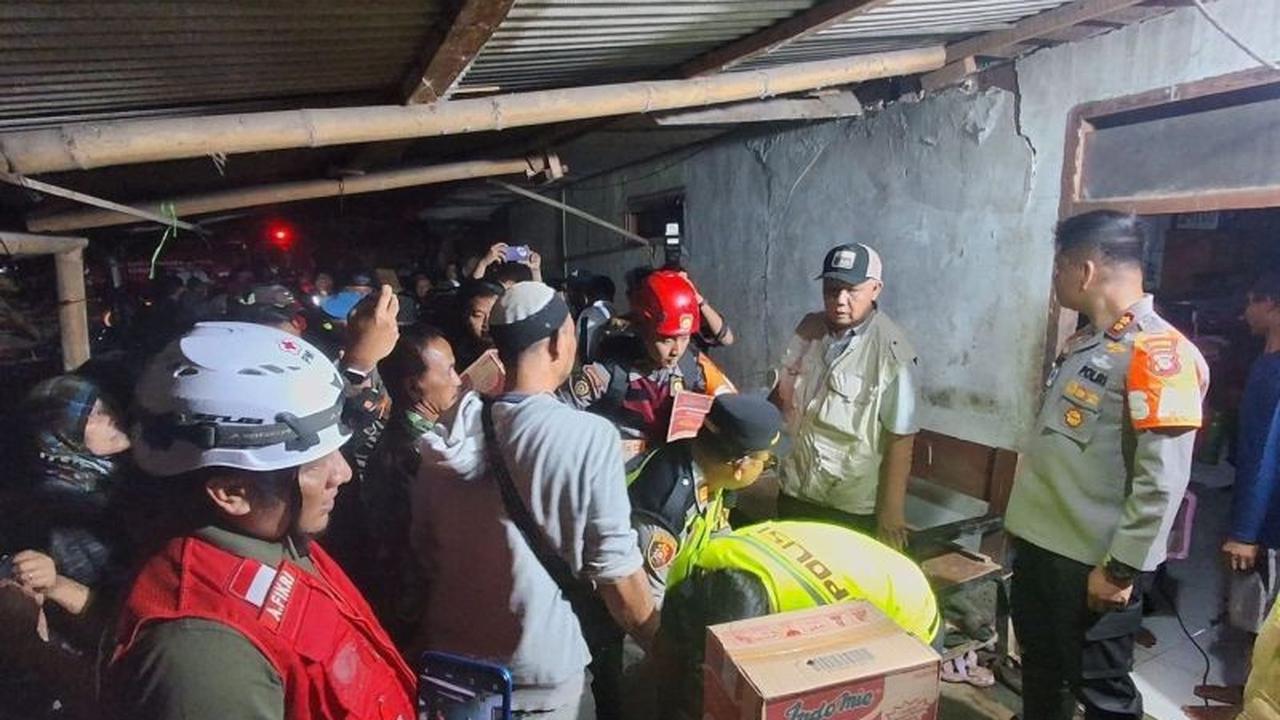 Polres Cianjur Tanggap Banjir, Salurkan Bantuan dan Layanan Kesehatan untuk Korban di Desa Jamali