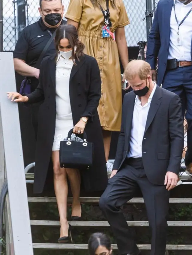 Meghan Markle memakai tas tangan Christian Dior Lady D-Lite, yang dipopulerkan pada tahun 1995 oleh Putri Diana. (Instagram/@itgirlmx)