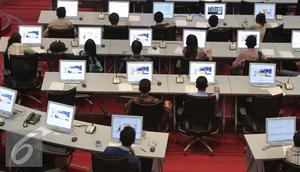 Peserta memantau monitor bursa saham pasar modal di Bursa Efek Jakarta, Selasa (17/11). Hal ini sejalan dengan salah satu inisiatif pemerintah melalui Bursa Efek Indonesia (BEI), yakni menambah jumlah investor pasar modal. (Liputan6.com/Angga Yuniar)