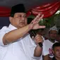 Ketua Umum Partai Gerindra, Prabowo Subianto saat melakukan orasi di depan warga kelurahan Pinang Ranti, Jakarta, Selasa (31/1). Kedatangan Prabowo untuk bertemu warga dan mengkampanyekan Cagub DKI Jakarta Anies-Sandi. (Liputan6.com/Helmi Fithriansyah)