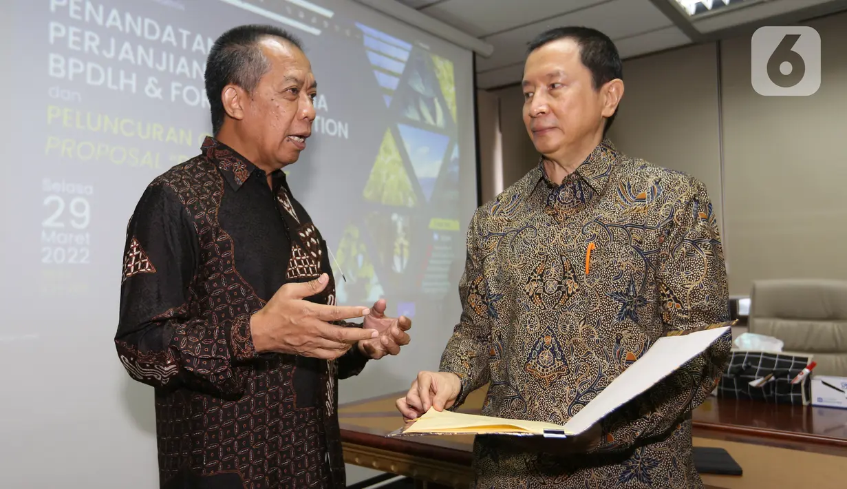 (Ki-ka) Dirut BPDLH, Djoko Hendratto berbincang dengan Direktur Ford Foundation Indonesia Alexander Irwan usai penandatanganan Perjanjian Kerja Sama dana lingkungan melalui Badan Pengelola Dana Lingkungan Hidup (BPDLH) di Wisma Antara, Jakarta, Selasa (29/03/2022). (Liputan6.com/Fery Pradolo)