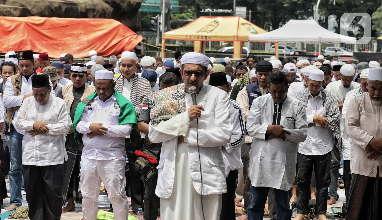 Salat jumat ini diimami oleh Ketua Persaudaraan Alumni (PA) 212, KH Ahmad Shobri Lubis. (Liputan6.com/Angga Yuniar)