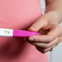 Tom sedang bekerja saat Beckie mengirimkan hasil tes kehamilannya. (foto: Caters News)