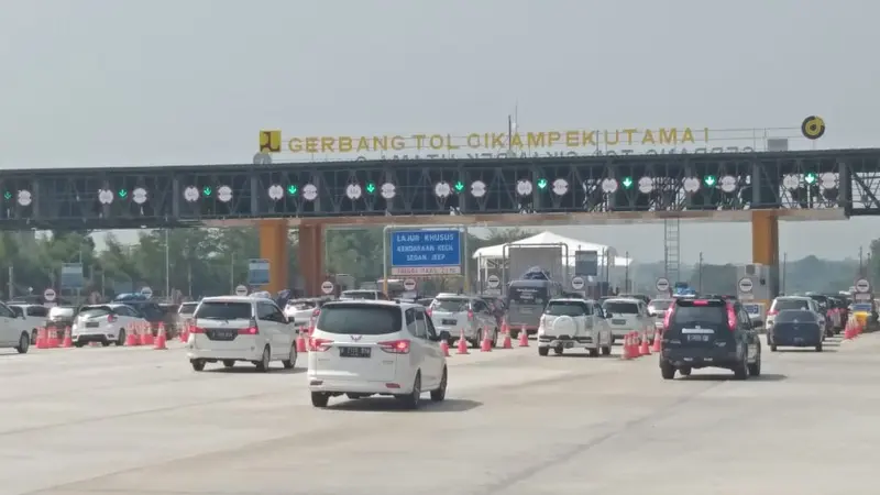 Arus lalu lintas di Gerbang Tol Cikampek.