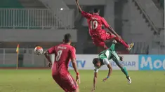 Aksi pemain Semen Padang, Vendri Mofu berebut bola dengan pemain PS TNI pada lanjutan Torabika SC 2016 di Stadion Pakansari, Bogor, Minggu (23/10/2016). (Bola.com/Nicklas Hanoatubun)