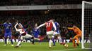 Bek Arsenal, Sead Kolasinac, melepaskan tendangan ke gawang Cardiff City pada laga Premier League di Stadion Emirates, Rabu (30/1). Arsenal menang 2-1 atas Cardiff City. (AP/Nick Potts)