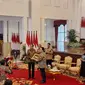 Presiden Joko Widodo atau Jokowi menerima penghargaan Agricola Medal dari Direktur Food and Agriculture Organization (FAO), Qu Dongyu di Istana Negara Jakarta, Jumat (30/8/2024). (Lizsa Egeham).