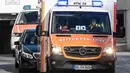 Mobil ambulans yang membawa Menteri Ekonomi Jerman, Peter Altmaier meninggalkan lokasi menuju rumah sakit di Dortmund, Selasa (29/10/2019). Altmaier dilarikan ke rumah sakit karena tak sadarkan diri setelah tersandung dan jatuh saat turun dari panggung di sebuah konferensi (Bernd Thissen/dpa via AP)