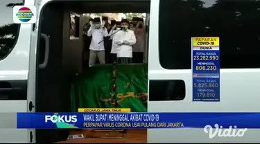 Jenazah Wakil Bupati, Nur Ahmad Syaifudin dibawa dari RSUD ke Pendopo Delta Wibawa Kabupaten Sidoarjo, Sabtu sore dengan pengawalan petugas Satpol PP dan polisi. Wakil Bupati Sidoarjo yang juga Plt Bupati, meninggal akibat terpapar Covid-19.