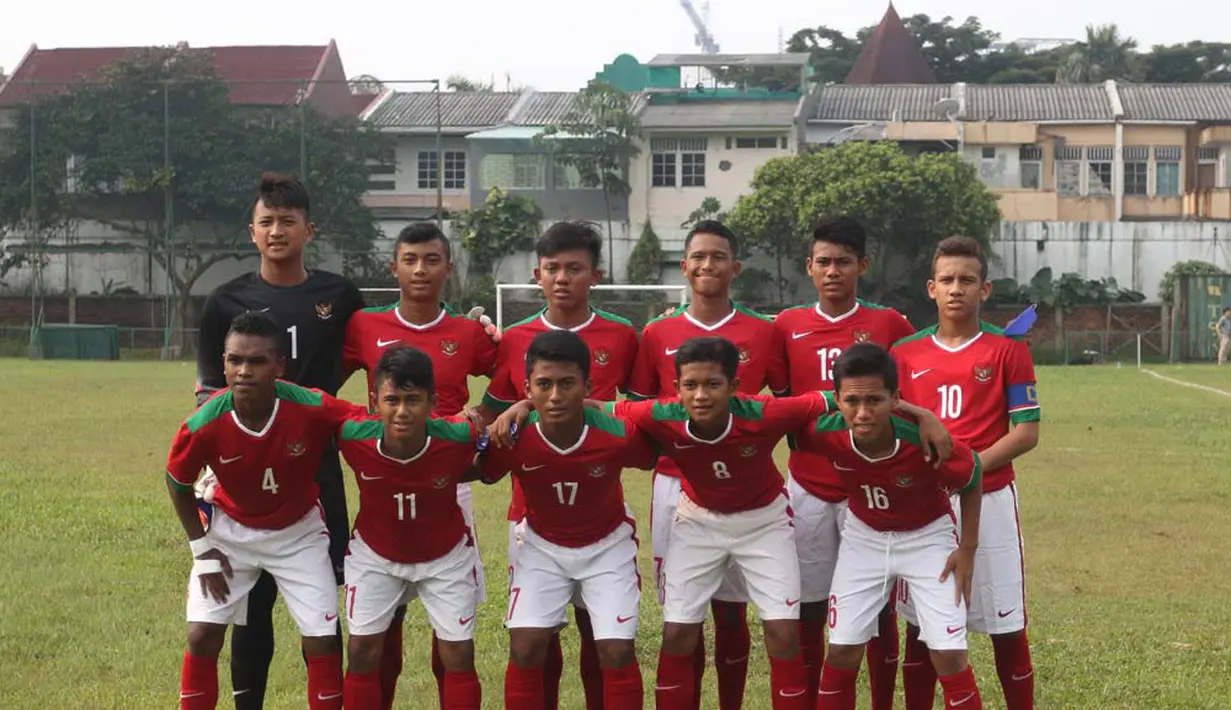 Pemain Indonesia U16 melakukan pemanasan jelang lawan Jepang U16 di Lapangan Padepokan Voli Indonesia, Sentul, Bogor. Selasa (15/4)