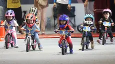 Sejumlah anak tampak antusias mengikuti acara balap sepeda anak Push bike di Pacific Garden Square, Alam Sutera, Tangerang Sabtu (30/3/2024). (Bola.com/M Iqbal Ichsan)