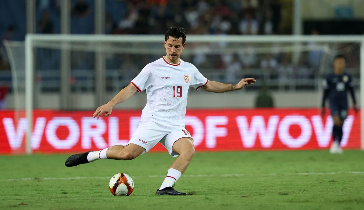Pemain Timnas Indonesia, Thom Haye menendang bola pada laga Grup F Kualifikasi Piala Dunia 2026 melawan Vietnam di My Dinh Stadium, Vietnam, Selasa (26/03/2024). (Dok.PSSI)