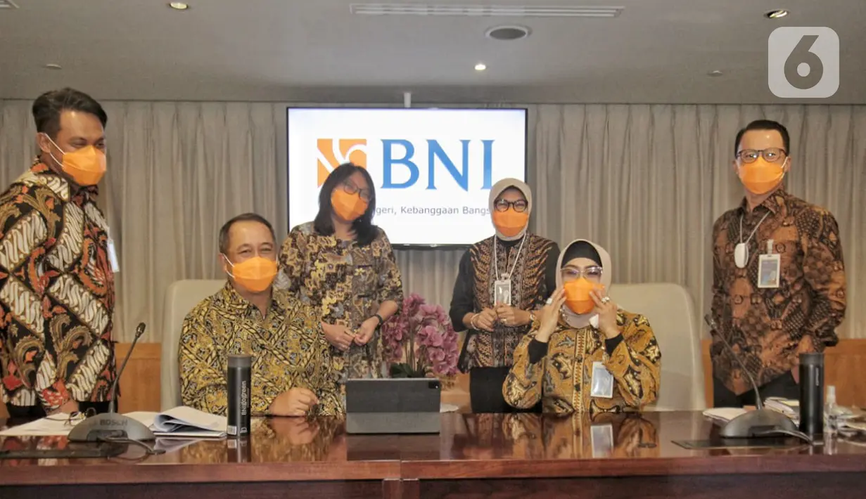 Direktur Utama BNI Royke Tumilaar (kedua kiri) didampingi jajaran Direksi BNI foto bersama di sela-sela Public Expose BNI Tahun 2020 di Jakarta, Jumat (29/01/2021). BNI menyalurkan kredit sebesar Rp 586,2 triliun atau tumbuh 5,3% YoY pada 2020. (Liputan6.com/Pool)