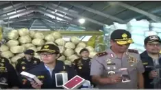 Sri Mulyani mengekspos 25 ribu telepon genggam yang diselundupkan dari Singapura serta 10 ribu bal pakaian bekasl hasil tangkapan Bea Cukai.