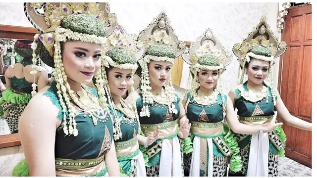 Penari menggunakan busana yang indah.
